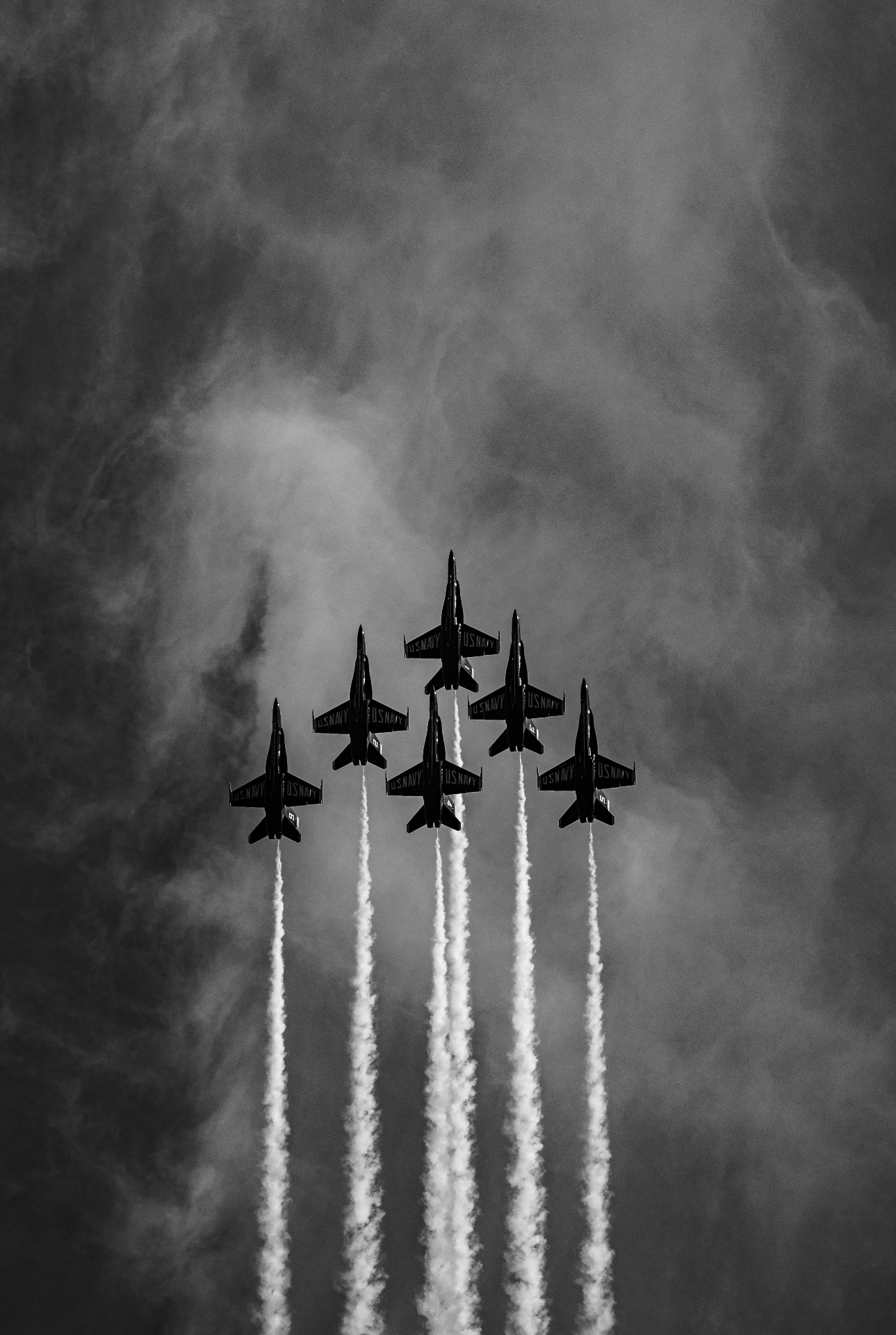 Fighter jets in tight formation